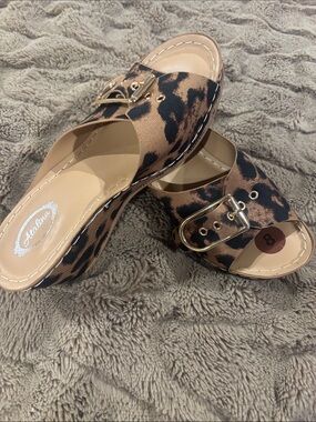 Atelina Leopard Print Slide Sandals in Brown